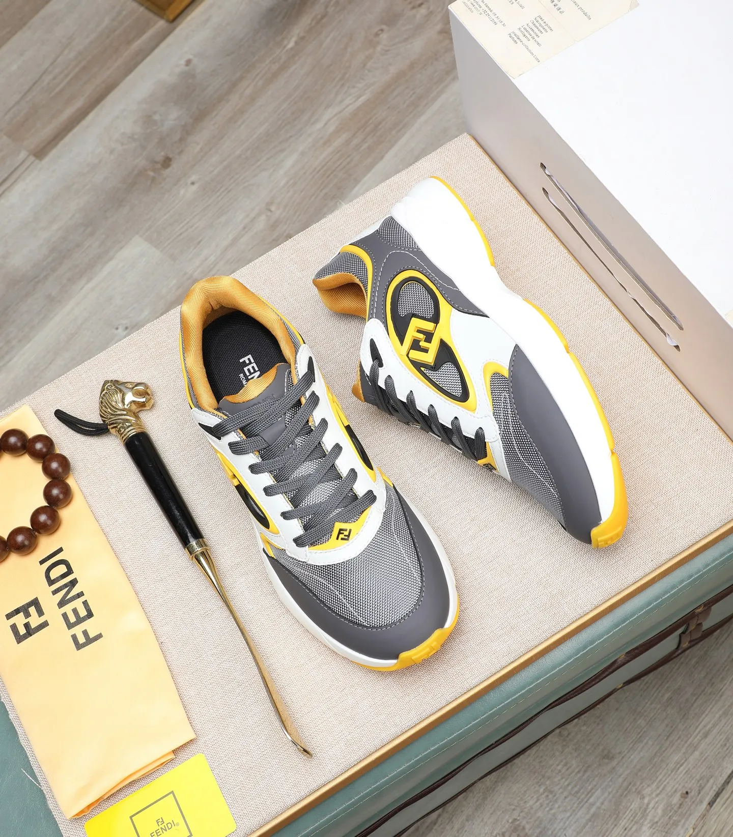 Ex-factory price 760 (high version) [Fendi] Fendi’s latest casual shoes for men! Available at counters simultaneously! A one-to-one replica of the original. Made entirely of imported top-grain calfskin, the interior is made of top-grain water-dyed cowhide, and the original factory-supplied rubber outsole. Leading new fashion concepts. Matching code: 39-44. 38.45 can be customized and cannot be returned or exchanged!